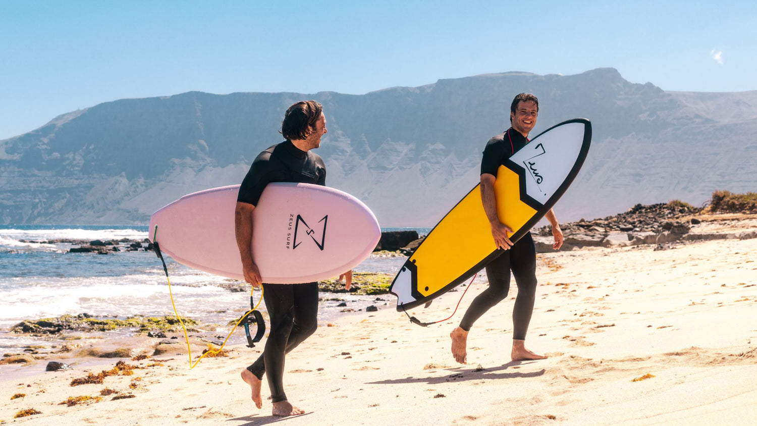 Deux surfeurs en train de marcher sur la planche 