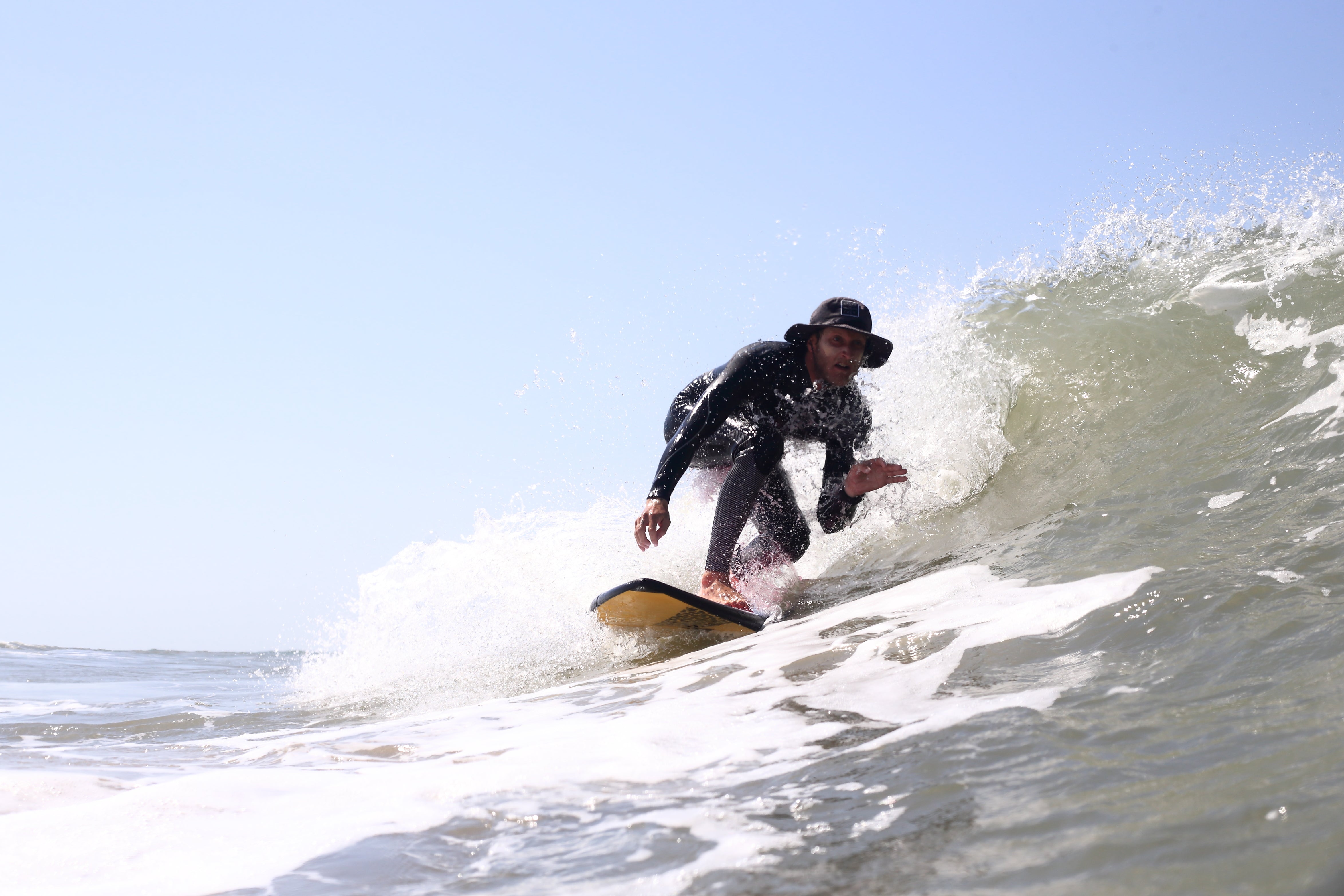 un surfeur avec planche de surf Zeus Sport 5'10