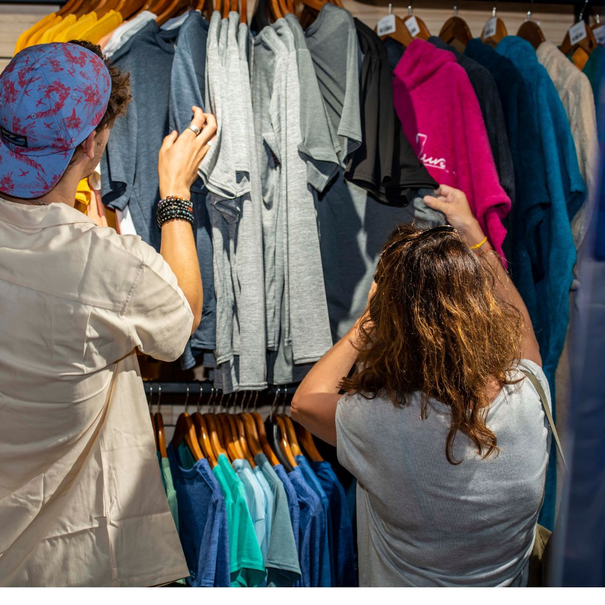 Un vendeur et une cliente dans un magasin de surf