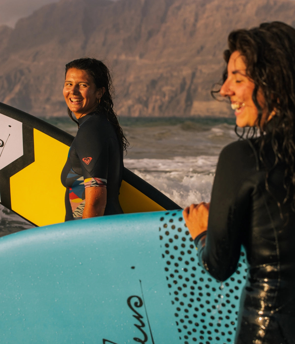 deux surfeuses en train de prendre un cour de surf chez Zeus experience à lanzarote