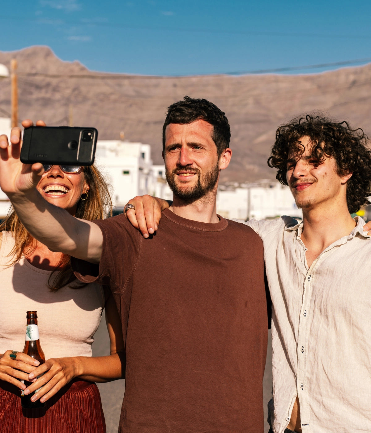 un groupe de jeunes en train de fair un selfie aux canaries