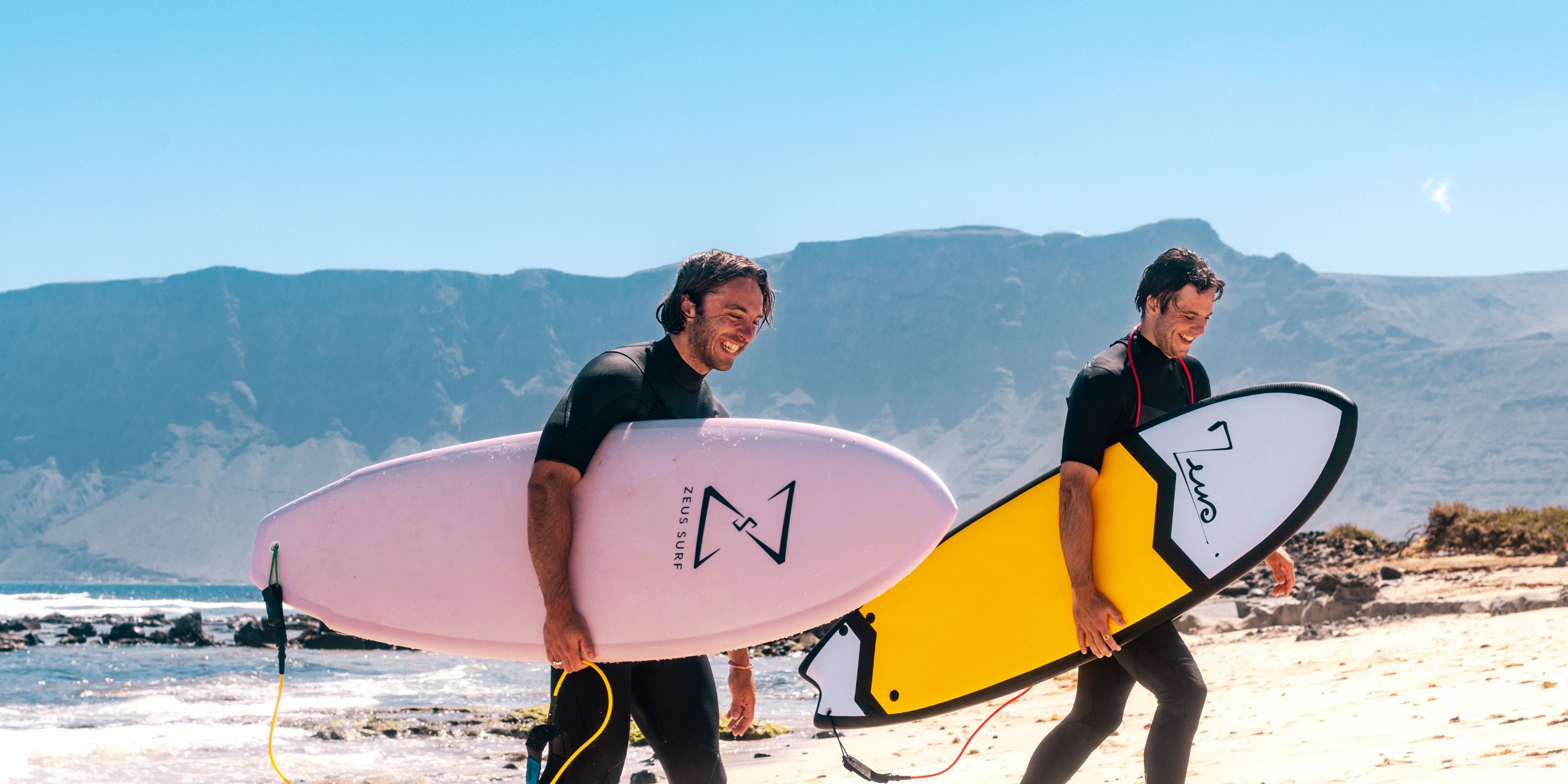 Les deux frères Fondateurs de zeus en train de porter des planches de surf 