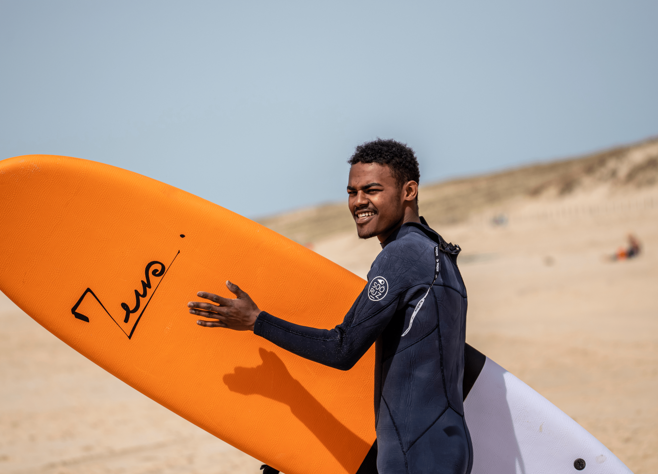 Un surfeur avec Planche de surf Zeus Mielo